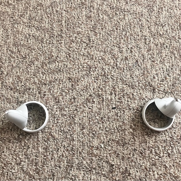 Oculus quest 2 with comfort head strap and extended battery. - Picture 3 of 3